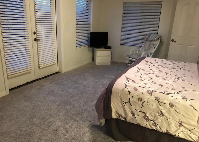 2 Master And Loft With Kitchenette In Upper Level Within Our Shared Townhome Homestay *